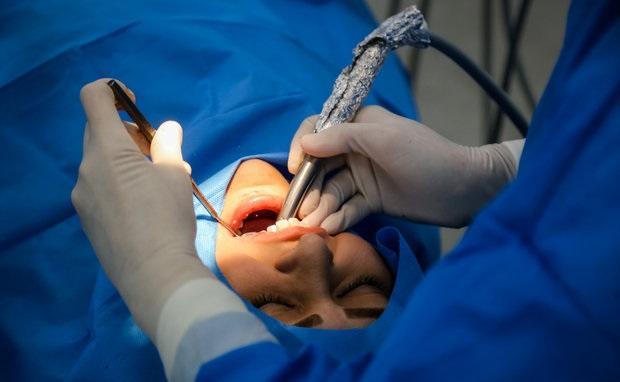 عضو هیئت علمی دانشگاه علوم پزشکی تهران عنوان نمود؛ کمبود داروی بی حسی در کشور، جراحی فک و صورت وابسته به تجهیزات پزشکی است