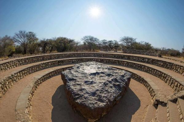 گران ترین شهاب سنگ روی زمین که برای 80هزار سال تکان نخورده است!، عکس